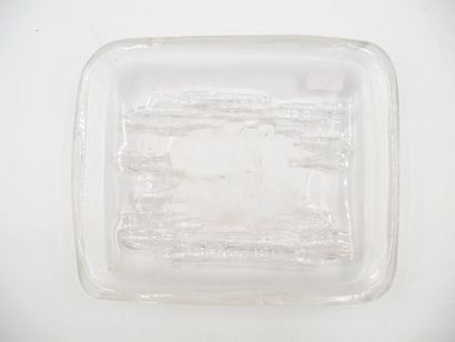 null DAUM : 
Coupe rectangulaire en cristal moulé-pressé à décor végétal.
6 x 31,5...