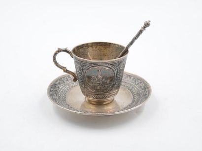 null Tasse, sa soucoupe et sa petite cuillère en argent russe 875 millièmes à décor...