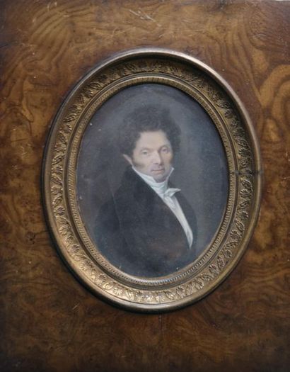 null Ecole française du XIXème siècle : 
Portrait d'homme
Miniature ovale signée...