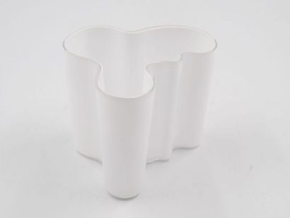 null Alvar AALTO (1898-1976) : 
Vase en verre opalin blanc, modèle "Savoy".
12 x...