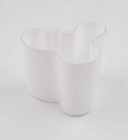 null Alvar AALTO (1898-1976) : 
Vase en verre opalin blanc, modèle "Savoy".
12 x...