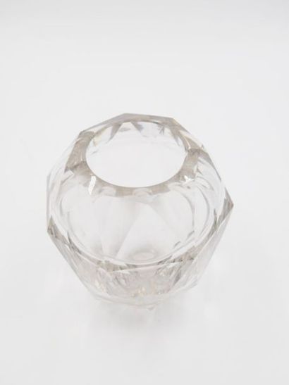 null BACCARAT: Ball 
vase in cut crystal.
H.: 16 cm.

(state of use)

[Charge to...