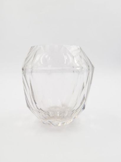 BACCARAT : Vase boule en cristal taillé....