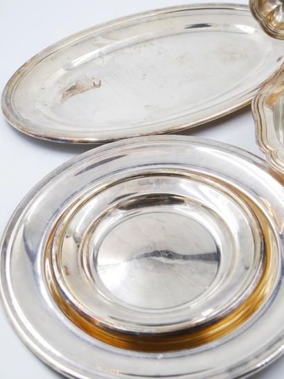 null Set in silver plated metal:
- oval dish, L.: 41 cm;
- round dish, D.: 30 cm;
-...