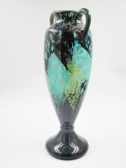 null DAUM Nancy : 
Vase balustre en verre multicouche marbré dans les tons bleu-violet,...