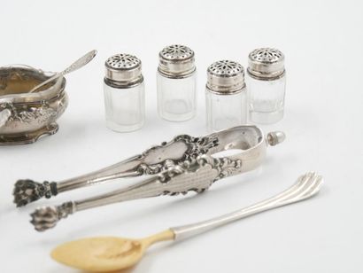 null Silver 950 thousandths lot:
- two salt shakers and their small silver spoons,...