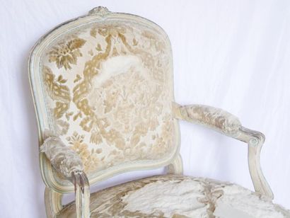 null Paire de fauteuils à la reine en bois mouvementé, mouluré et laqué beige.
Style...