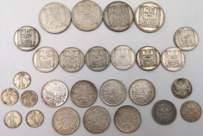 null Monnaies Françaises - Argent. 26 pièces.
Semeuse. 50 Cts 1818 (usures), 1914...