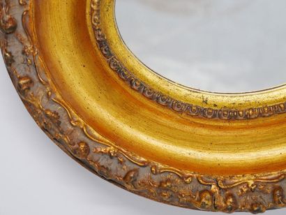 null Petit miroir mural 
Cadre en bois doré et stuqué 
Diam : 31 cm 

[Charge à l'adjudicataire...