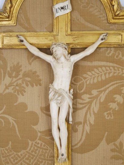 null Crucifix, époque fin XIXème début XXème 
Christ en ivoire représenté la tête...