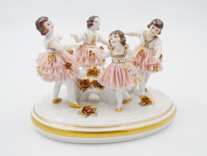 null ALLEMAGNE, Dresde - XXème 
Farandole de jeunes danseuses 
Groupe en porcelaine...