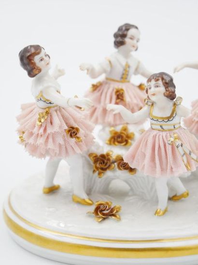 null ALLEMAGNE, Dresde - XXème 
Farandole de jeunes danseuses 
Groupe en porcelaine...