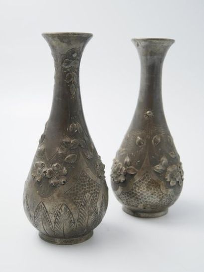 null ÉTAIN D'ART - Vers 1900
Paire de vases balustre en étain à décor floral
Marque...