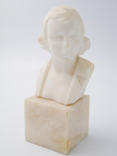 null École XXème 
Buste de femme en marbre sculpté 
Reposant sur un socle cubique
Signé...