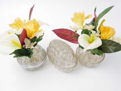 null France- 1930 
Trois vases piques fleurs en verre épais de forme ovale
Marqué...