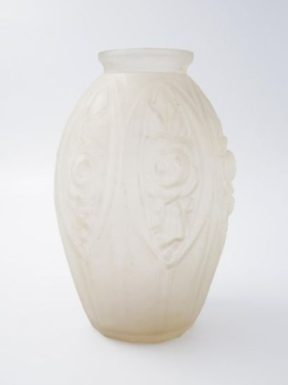 null Vers 1920
Vase en verre pressé moulé de forme balustre à décor de rose
H : 24,5...