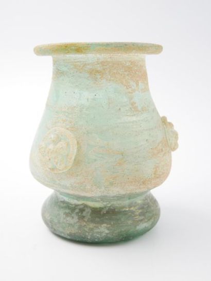 null Un pichet et un vase en verre à l'antique de couleur turquoise et blanc 
Le...