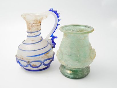 null Un pichet et un vase en verre à l'antique de couleur turquoise et blanc 
Le...