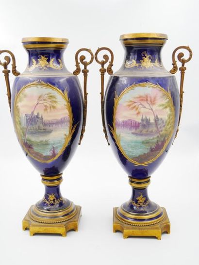 null Porcelaine de Paris, vers 1900 
Paire de vases de forme balustre en porcelaine...