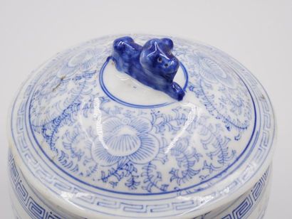 null CHINE XXème 
Pot à gingembre à décor bleu blanc 
Prise de couvercle en forme...