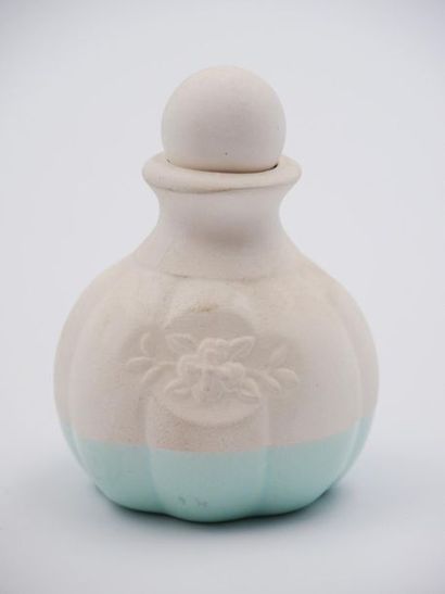 null Ensemble de céramiques comprenant : 
- Vase bulbe en faïence à glaçure verte...