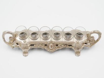 null Dans le style Louis XVI 
Porte gobelets à liqueur en métal argenté et ses six...