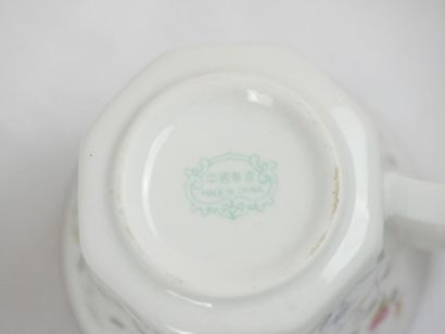null CHINE - XXème 
Service à thé en porcelaine blanche à décor polychrome jeté de...