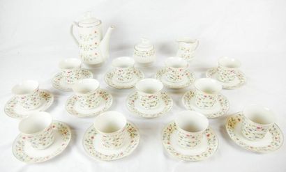null CHINE - XXème 
Service à thé en porcelaine blanche à décor polychrome jeté de...