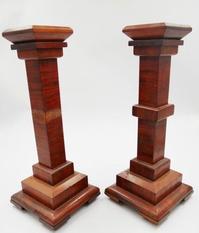 null Paire de colonnes en bois avec corniches et gradins 
Hauteur : 36 cm 

Manque...