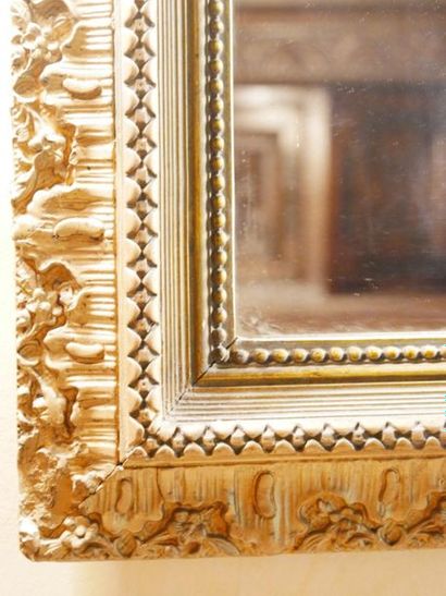 null Miroir mural dans le goût Louis XVI 
Cadre rectangulaire en bois et stuc doré...