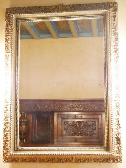 null Miroir mural dans le goût Louis XVI 
Cadre rectangulaire en bois et stuc doré...