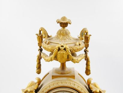 null Travail mi-XIXieme dans le style Louis XVI, 
Importante pendule en bronze doré...