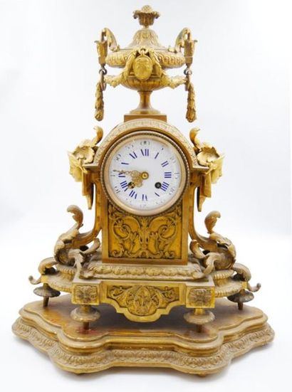 null Travail mi-XIXieme dans le style Louis XVI, 
Importante pendule en bronze doré...
