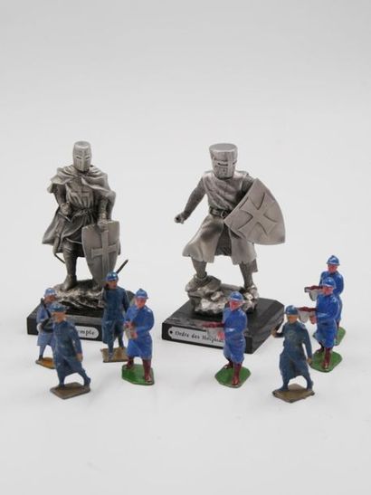 null Ensemble de huit petits soldats en plomb peints 4/5 cm 
Deux figures de la collection...