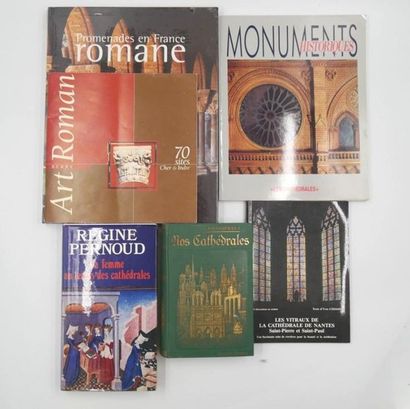 null [MONUMENTS HISTORIQUES]
6 livres, guides et livrets comprenant : 
- ART ROMAN...