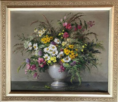 null Maurice DESCAMPS (XXème) 
Bouquet de fleurs 
Huile sur toile 
Signée en bas...