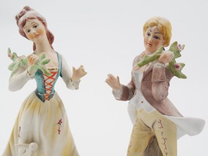null Dans le goût du XVIIIème siècle,
Paire de statuettes en porcelaine à décor polychrome...
