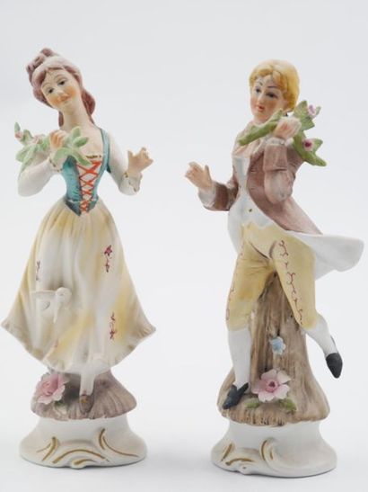 null Dans le goût du XVIIIème siècle,
Paire de statuettes en porcelaine à décor polychrome...