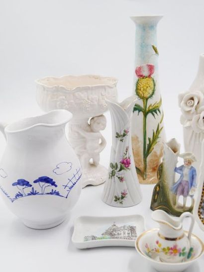 null Fort lot de céramiques comprenant :
ITALIE 
Vase en faïence à décor polychrome...