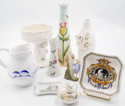 null Fort lot de céramiques comprenant :
ITALIE 
Vase en faïence à décor polychrome...