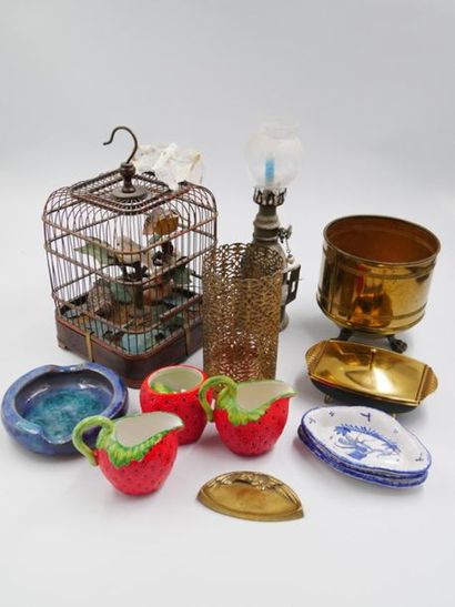 null Batch of various trinkets including : 
- M Bertin? an ashtray with eagle subject...