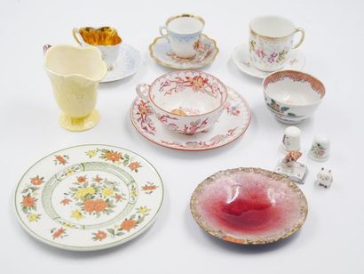 null Lot de bibelots décoratifs en porcelaine comprenant :
- tasses
- sous tasses...