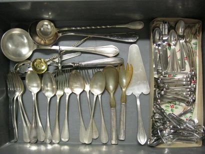 null Lot de métal: fourchettes, cuillères, louche, portes-couteaux. On joint des...
