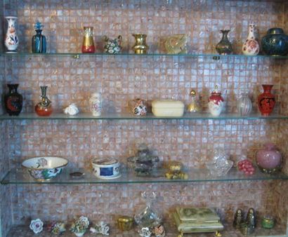 null Lot de petits bibelots décoratifs: Wedgwood, pierres dures, cristal, fleurs,...