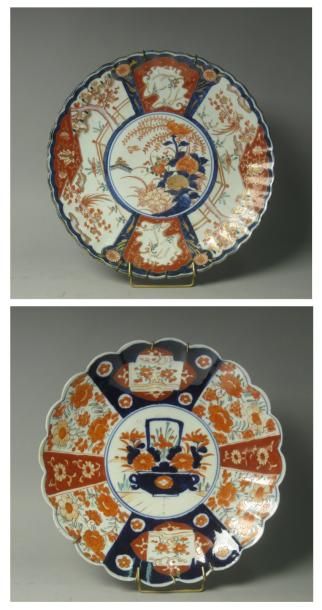 JAPON Deux plats en porcelaine à bord festonné à décor polychrome IMARI. Diamètres:...