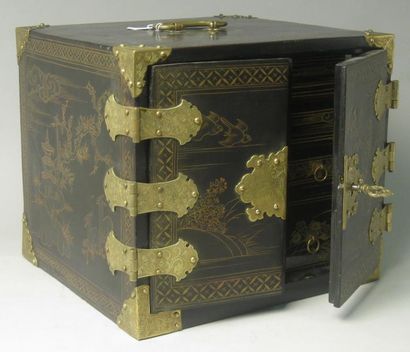 JAPON Petit Cabinet en laque ouvrant à deux portes et six tiroirs en laque noir décoré...