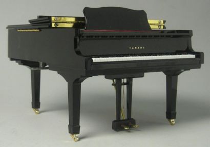 null Maquette de piano à queue Yamaha noir formant boite à musique. Longueur: 18...