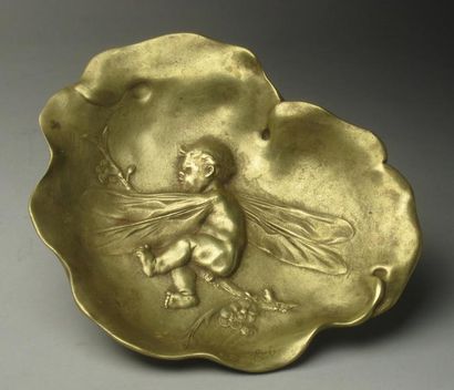 E. SANGLAN (XIX-XXe siècle) Vide-poche en bronze en forme de feuille à décor d'un...