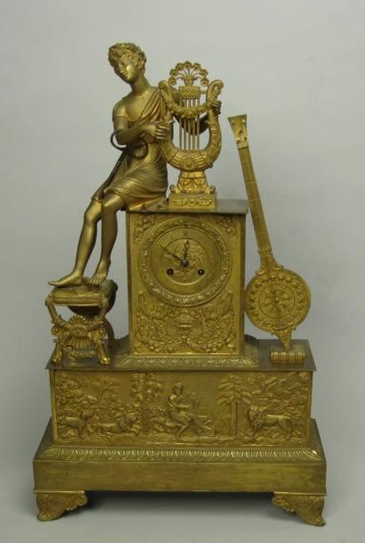 null Pendule en bronze ciselé et doré à décor d'un Apollon assis jouant de la lyre....