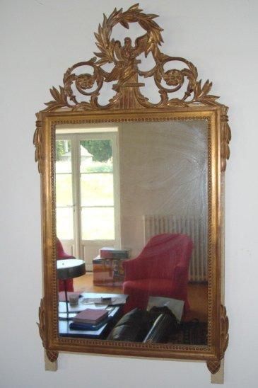 null Miroir en bois sculpté et doré à fronton ajouré, décor aux colombes. XIXème...